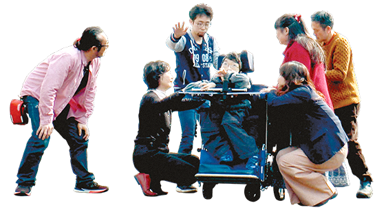 車椅子の石田監督の囲みパフォーマンスする出演者たち